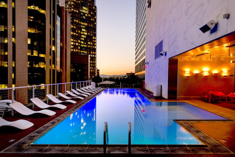 Stunning Backyard Swimming Pool Setup